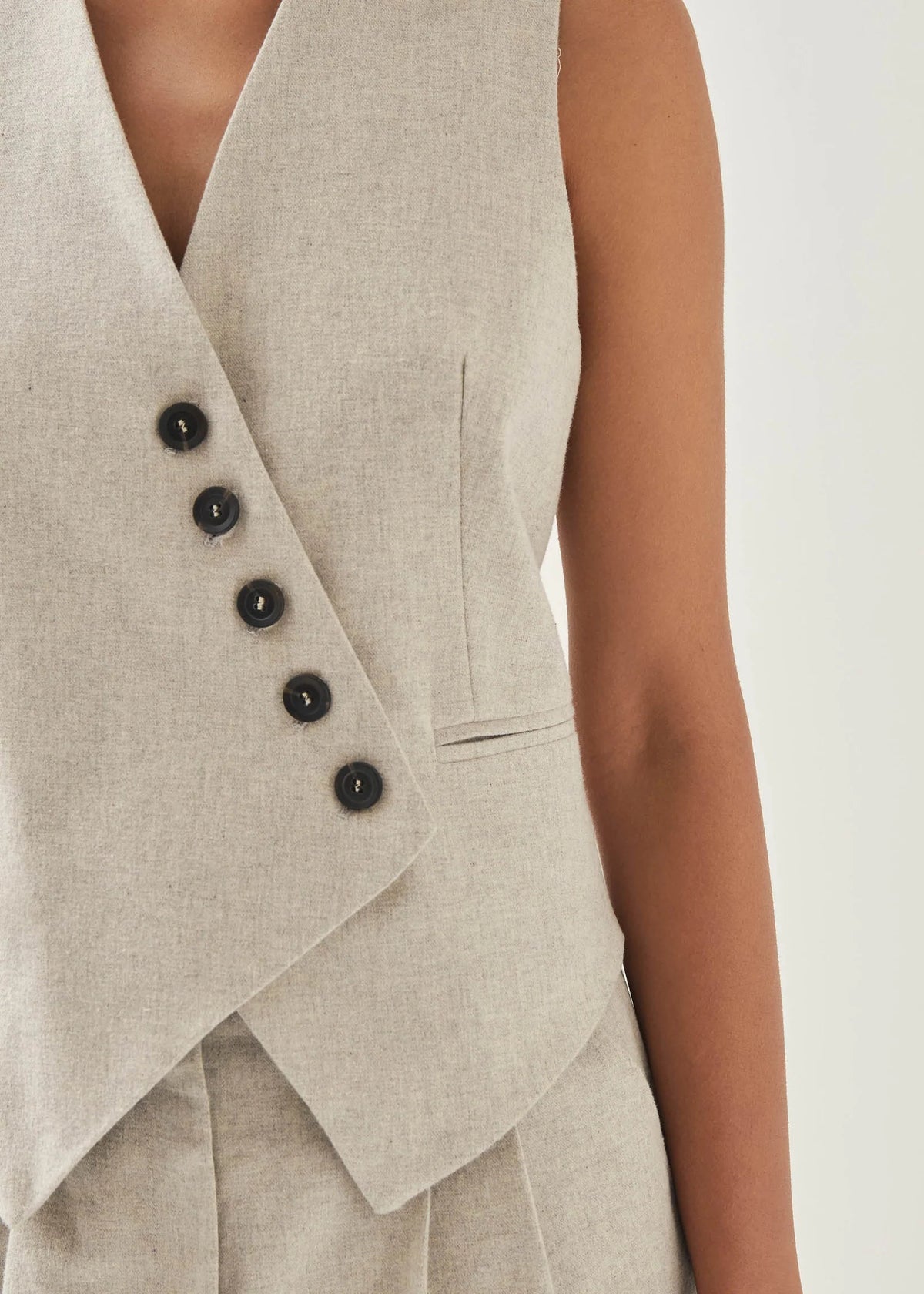 Alohas Totti Cream Vest - THE INVITE