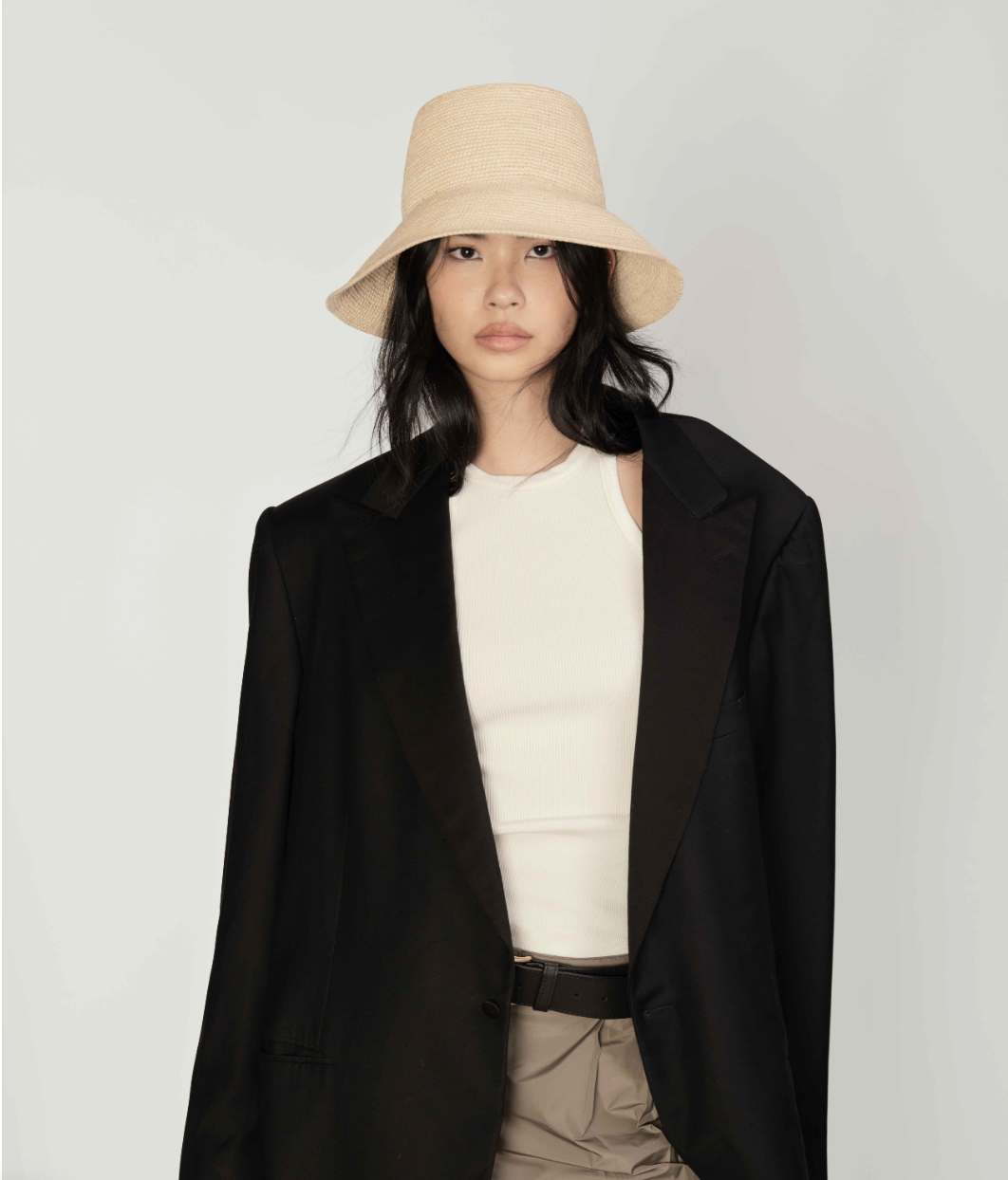 Front view of Felix raffia bucket hat – structured crochet sun hat

